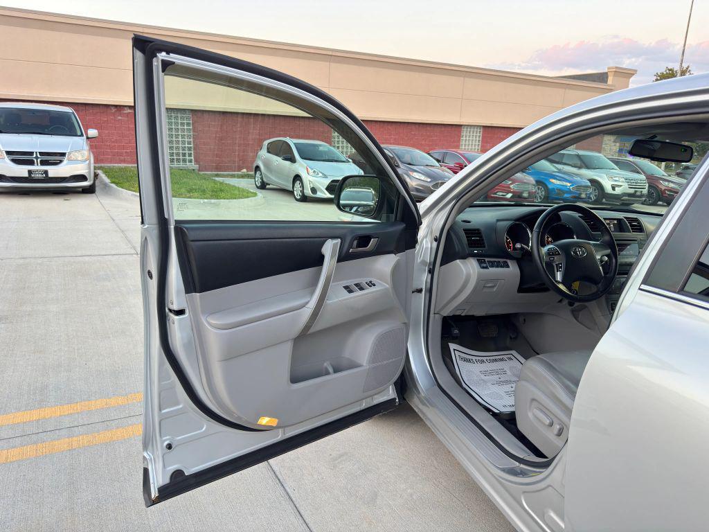 used 2012 Toyota Highlander car, priced at $15,950