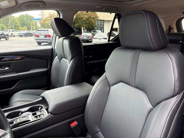 new 2025 Honda Pilot car, priced at $49,814