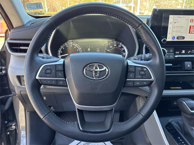 used 2023 Toyota Highlander car, priced at $39,400