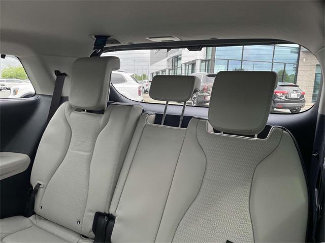 new 2025 Kia Carnival Hybrid car, priced at $56,276