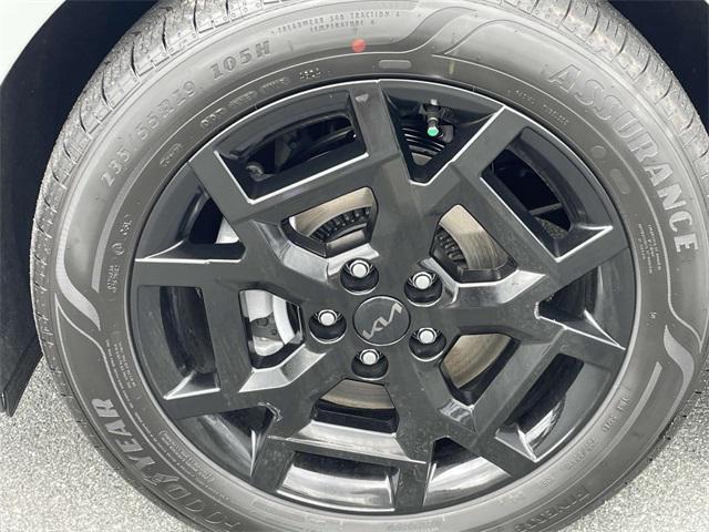 new 2025 Kia Carnival Hybrid car, priced at $56,276