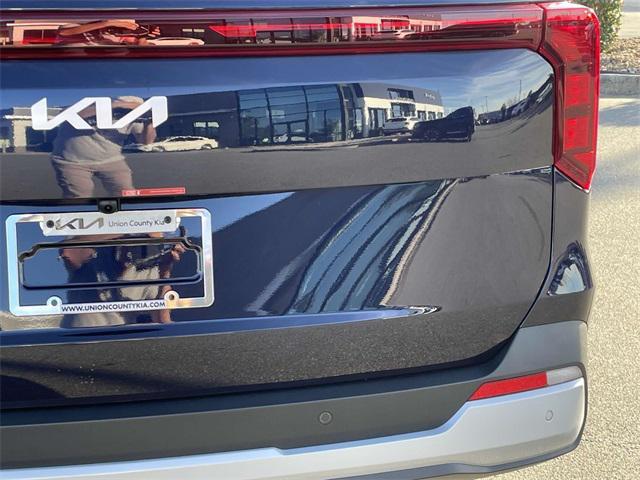 new 2025 Kia Carnival car, priced at $37,160