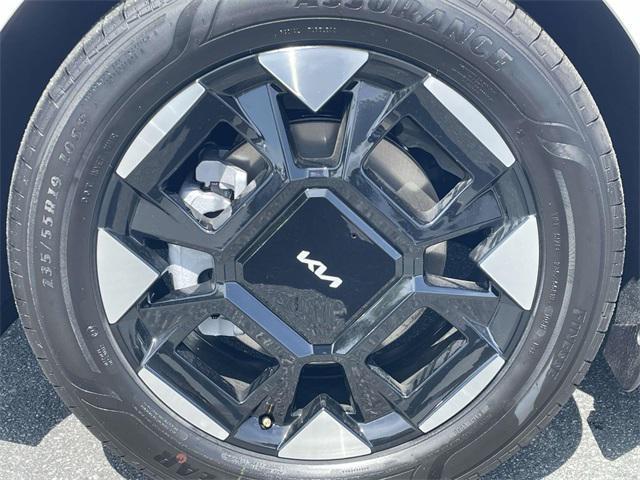 new 2025 Kia Carnival car, priced at $40,695