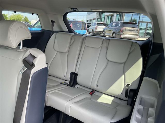 new 2025 Kia Carnival car, priced at $40,695