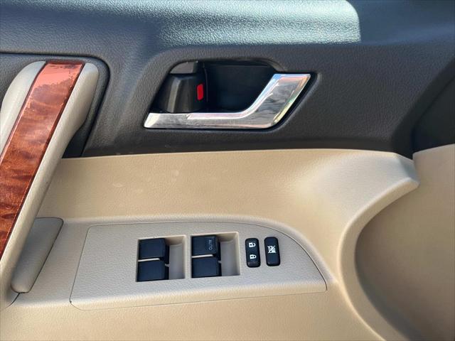 used 2010 Toyota Highlander car, priced at $10,523