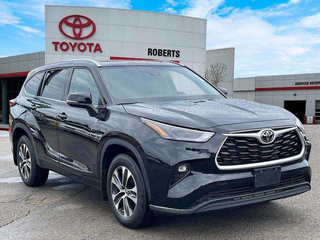 used 2022 Toyota Highlander car, priced at $37,399