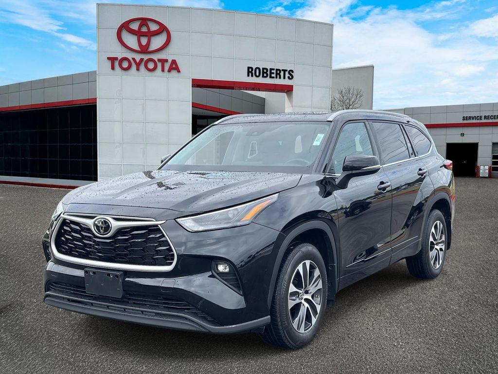 used 2022 Toyota Highlander car, priced at $38,879