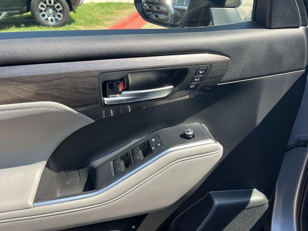 used 2020 Toyota Highlander car, priced at $32,900