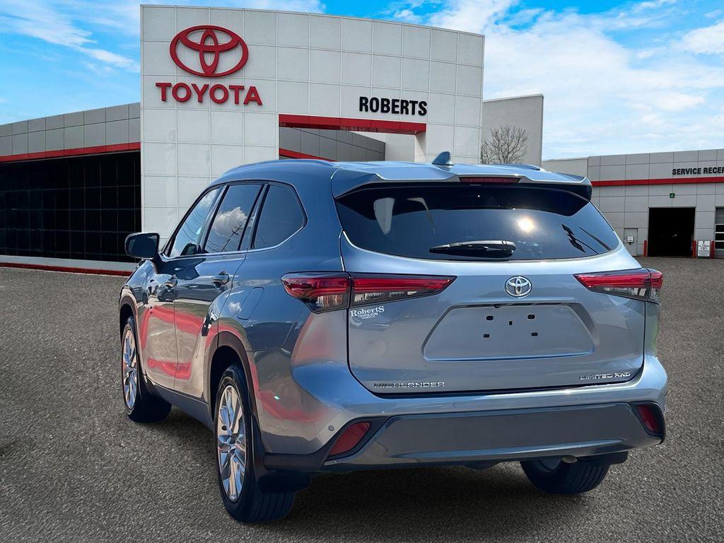 used 2020 Toyota Highlander car, priced at $32,900