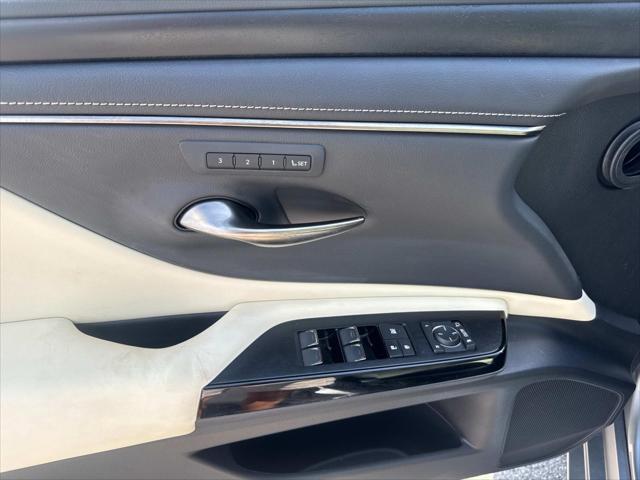 used 2022 Lexus ES 300h car, priced at $35,999