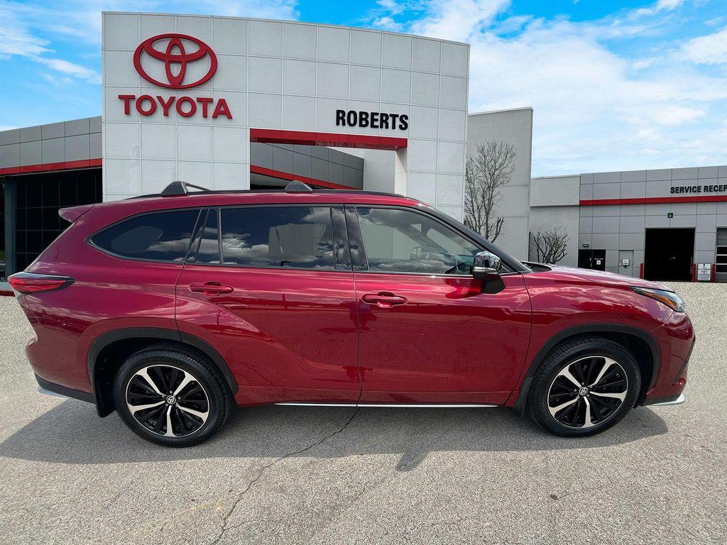 used 2021 Toyota Highlander car, priced at $30,299