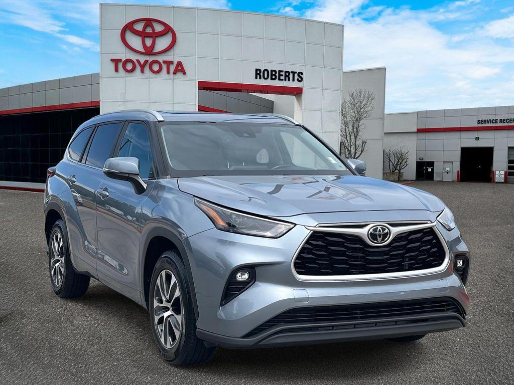 used 2023 Toyota Highlander car, priced at $35,900