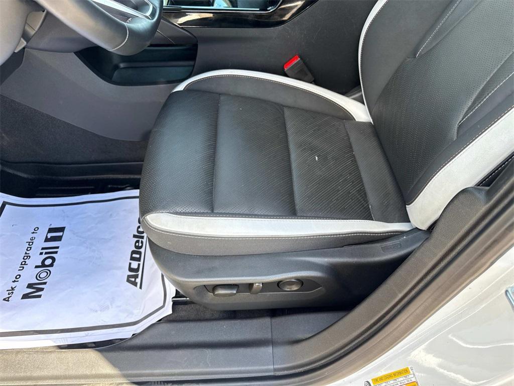 used 2025 Buick Envision car, priced at $35,426
