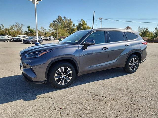 used 2022 Toyota Highlander car, priced at $32,206