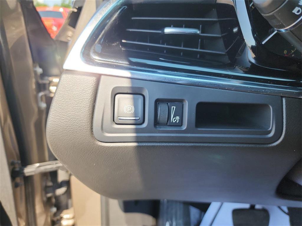 used 2023 Cadillac XT6 car, priced at $31,998