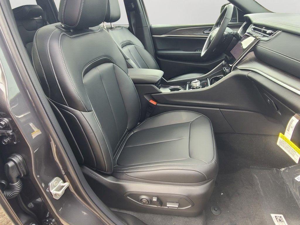 new 2025 Jeep Grand Cherokee car, priced at $45,255