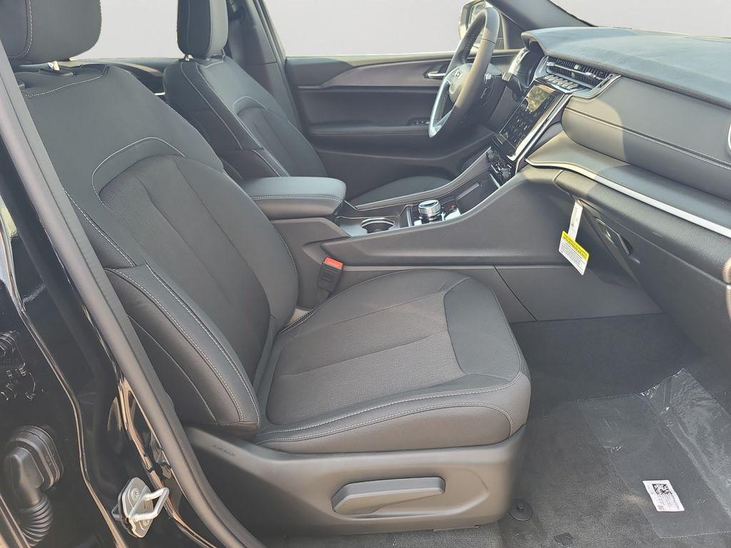 new 2025 Jeep Grand Cherokee car, priced at $40,552