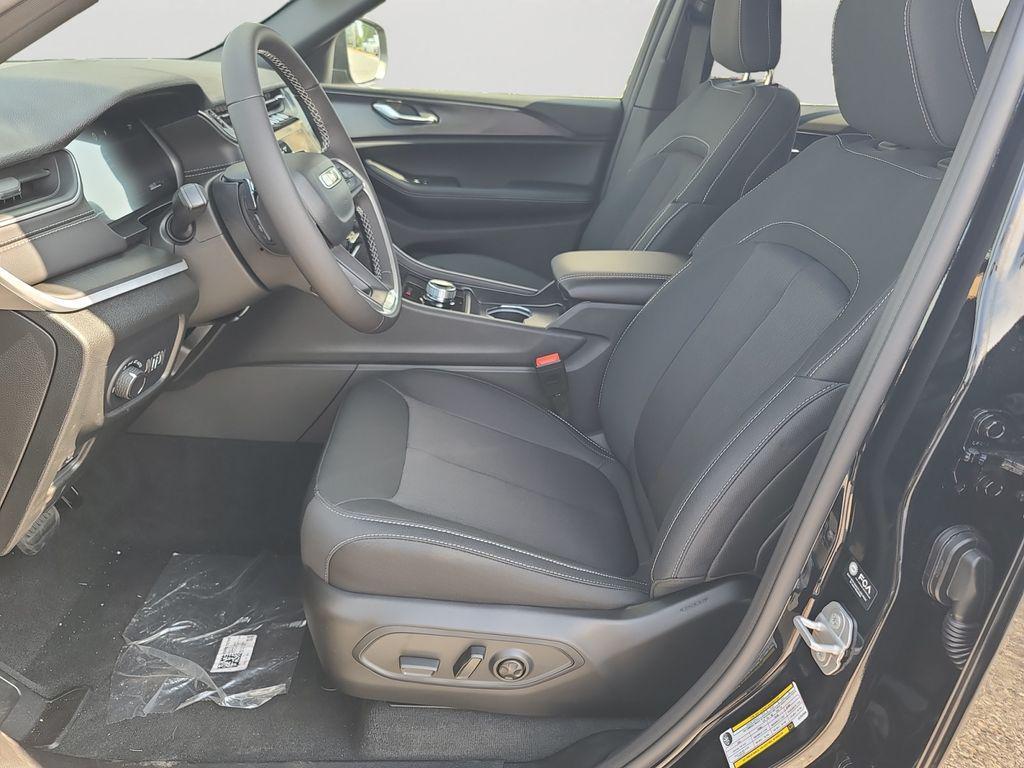 new 2025 Jeep Grand Cherokee car, priced at $40,552