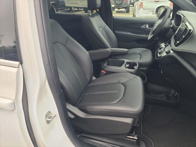 new 2025 Chrysler Pacifica car, priced at $44,927