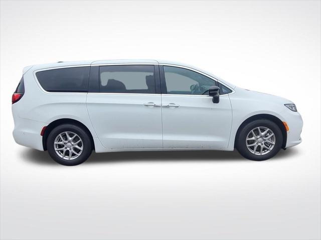 new 2025 Chrysler Pacifica car, priced at $44,927