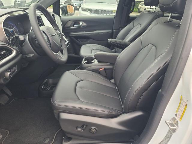 new 2025 Chrysler Pacifica car, priced at $44,927