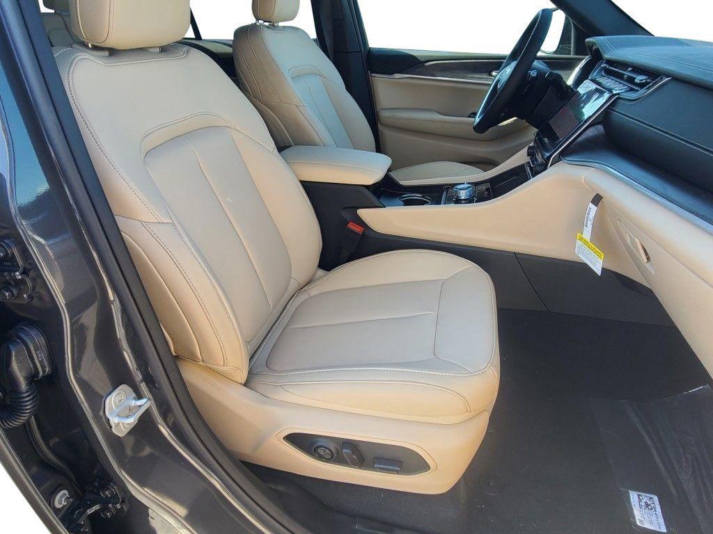 new 2025 Jeep Grand Cherokee car, priced at $45,055