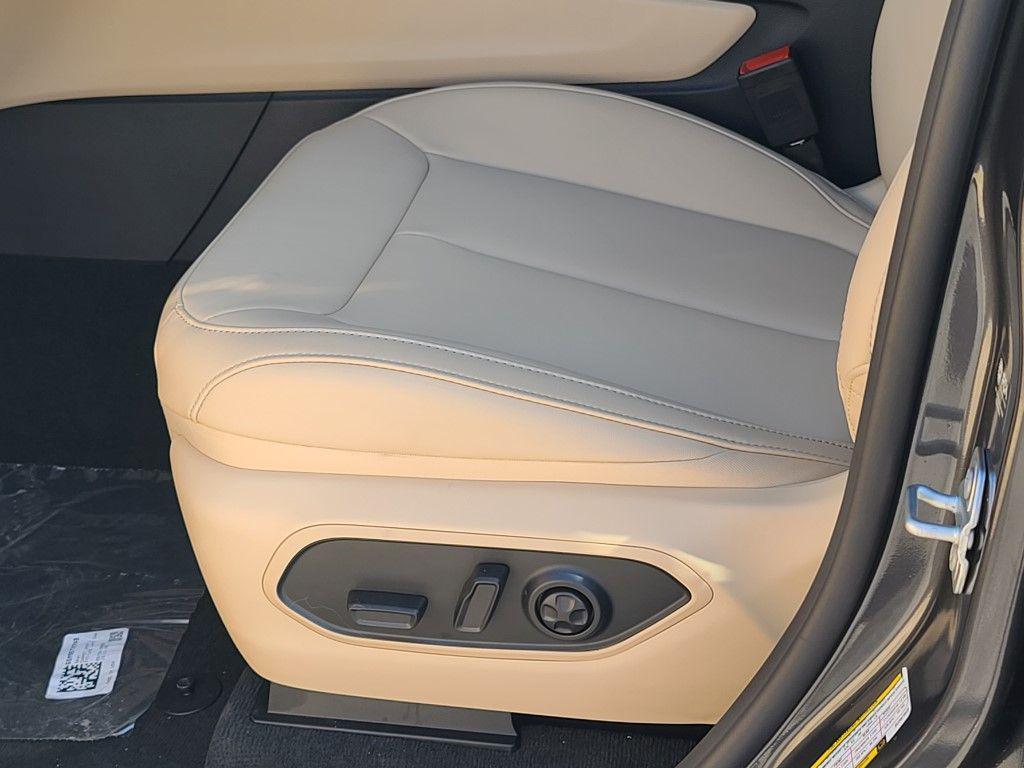 new 2025 Jeep Grand Cherokee car, priced at $45,055