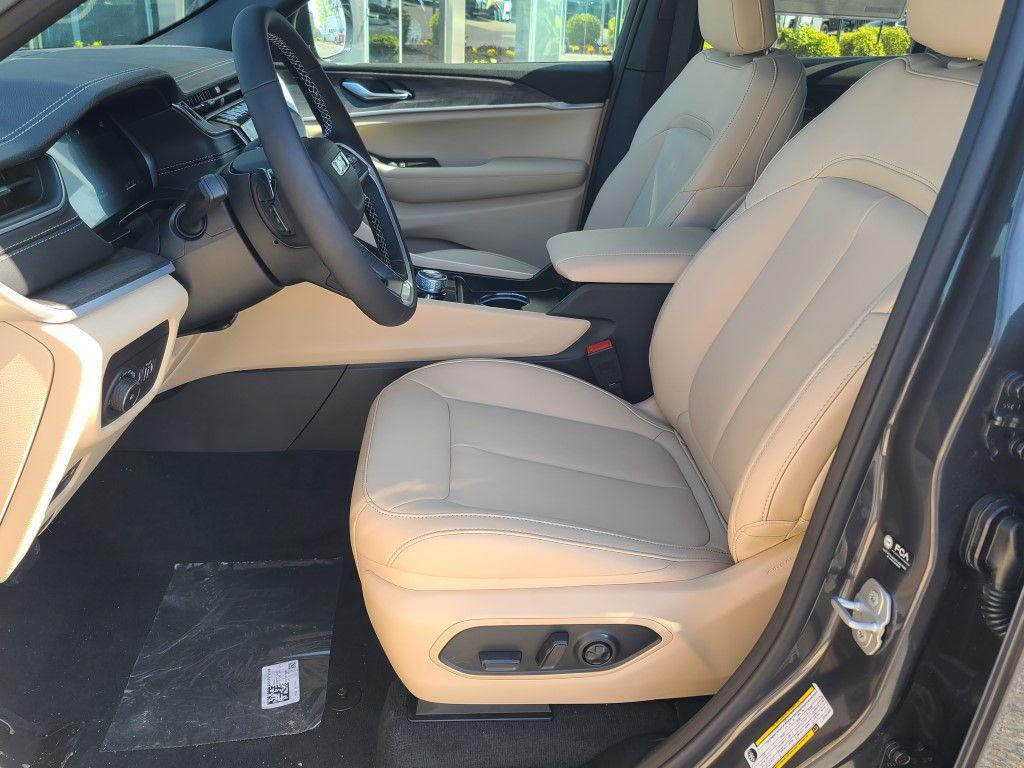 new 2025 Jeep Grand Cherokee car, priced at $45,055