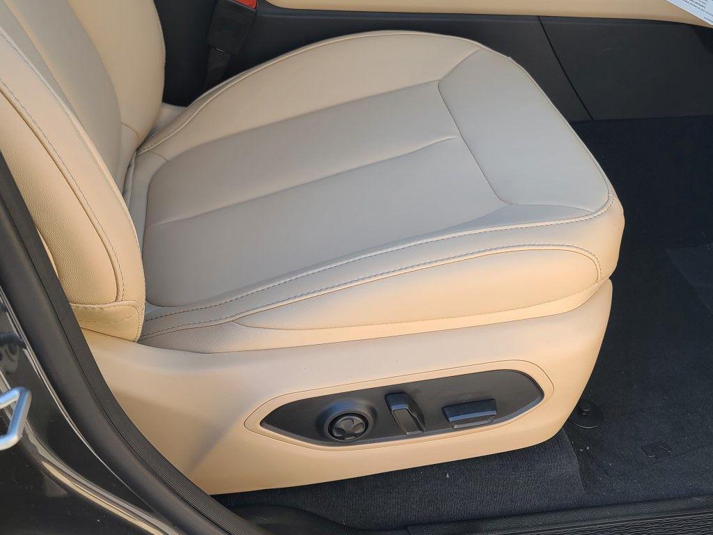 new 2025 Jeep Grand Cherokee car, priced at $45,055