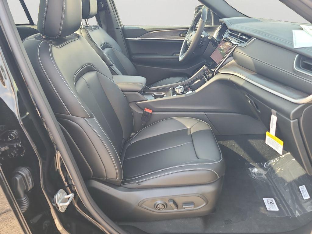 new 2025 Jeep Grand Cherokee car, priced at $45,380