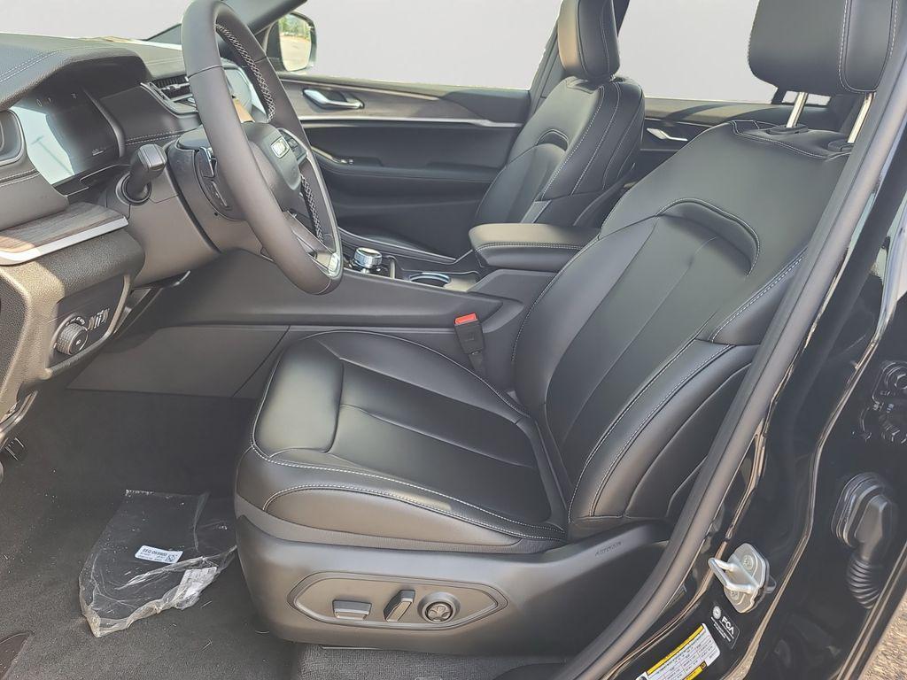 new 2025 Jeep Grand Cherokee car, priced at $45,380