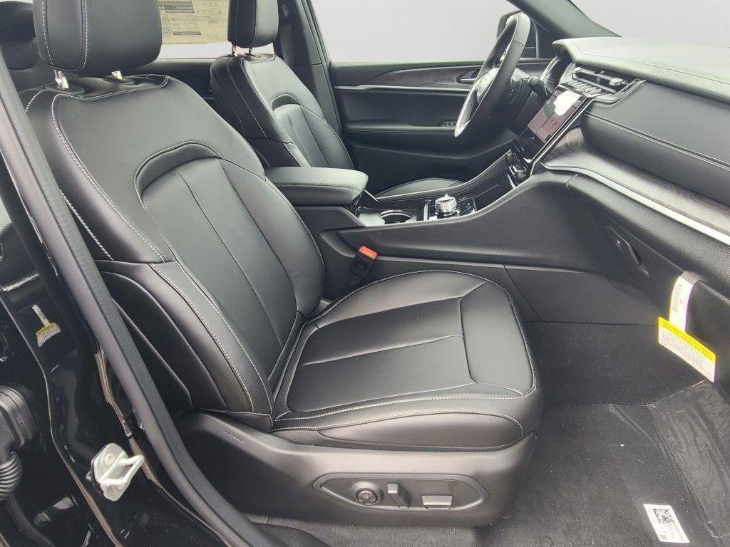 new 2025 Jeep Grand Cherokee car, priced at $43,755
