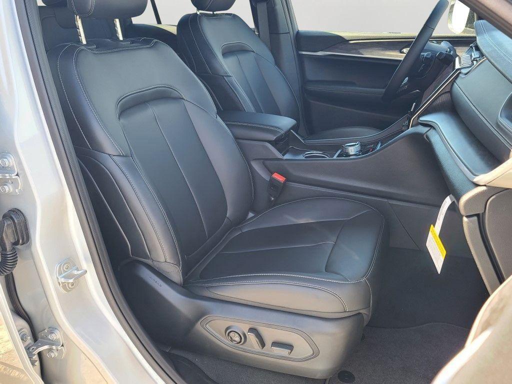 new 2025 Jeep Grand Cherokee car, priced at $45,255