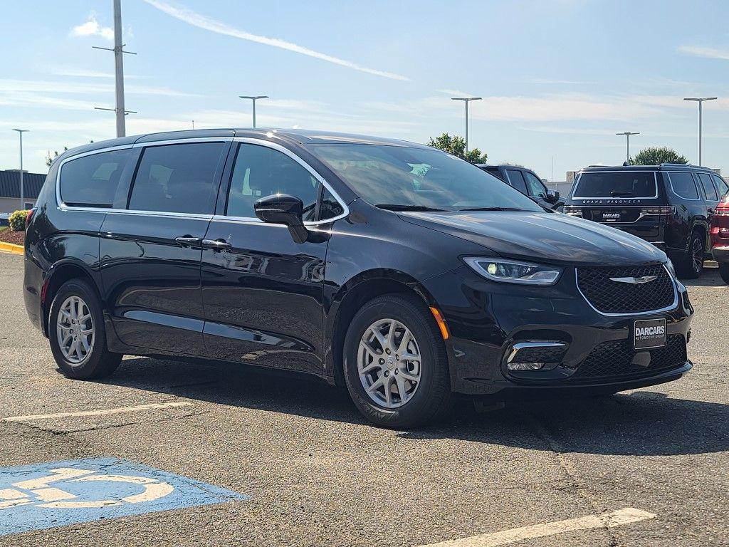new 2025 Chrysler Pacifica car, priced at $39,825