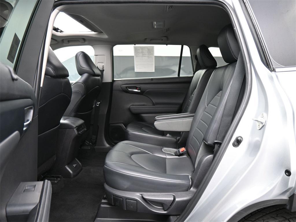 used 2022 Toyota Highlander car, priced at $35,250