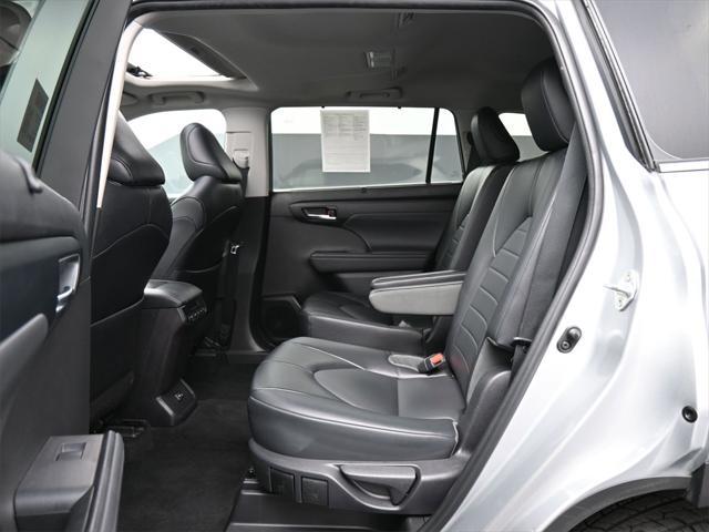 used 2022 Toyota Highlander car, priced at $35,500