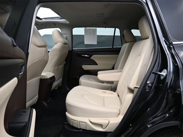 used 2021 Toyota Highlander Hybrid car, priced at $36,000