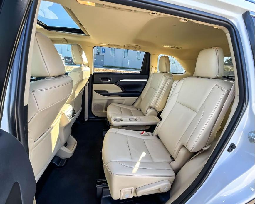 used 2019 Toyota Highlander car, priced at $28,995