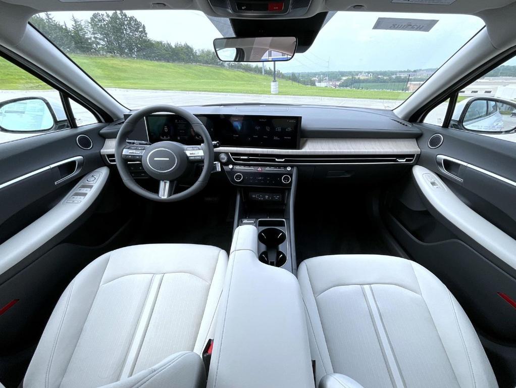 new 2025 Hyundai Sonata Hybrid car, priced at $31,979
