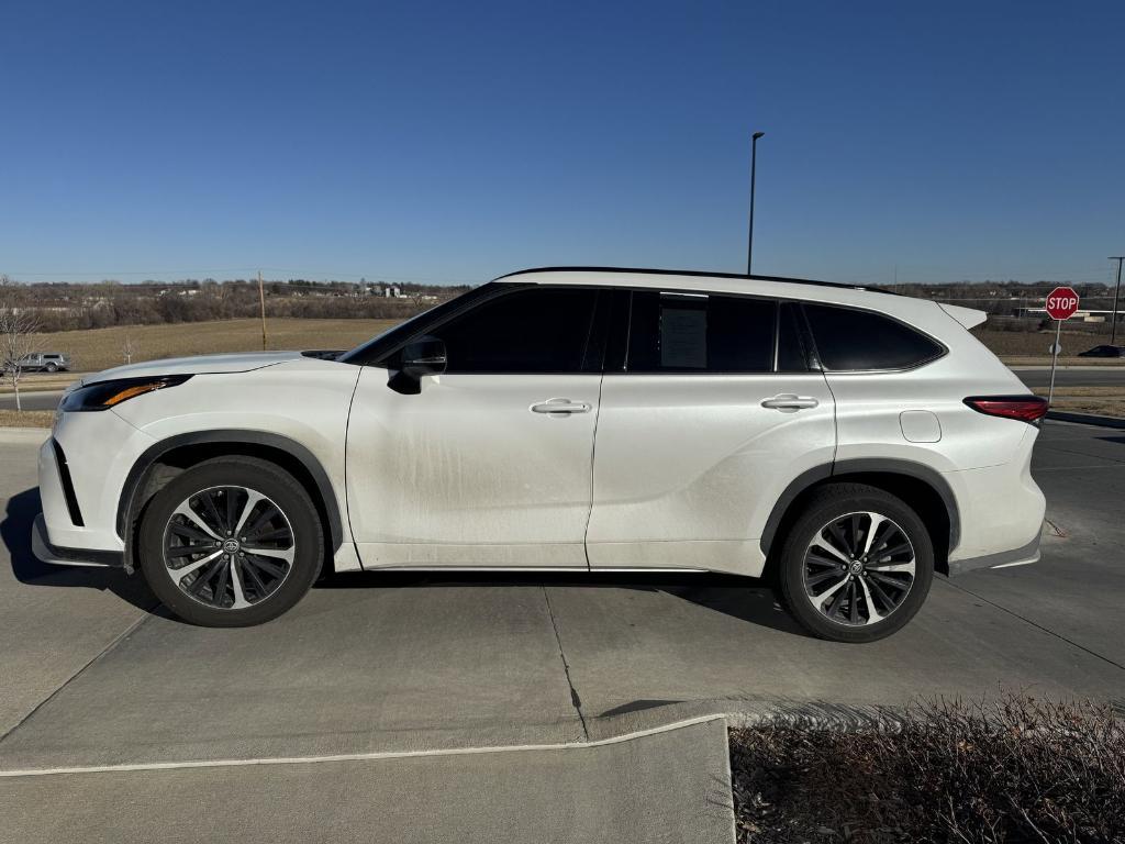 used 2022 Toyota Highlander car, priced at $38,884