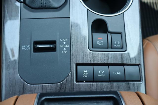 used 2020 Toyota Highlander Hybrid car, priced at $34,900