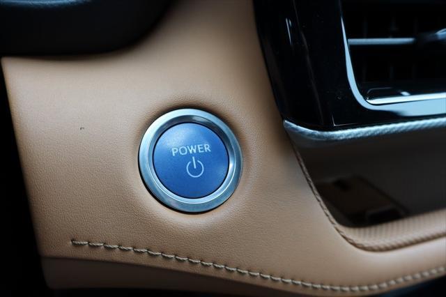 used 2020 Toyota Highlander Hybrid car, priced at $34,900