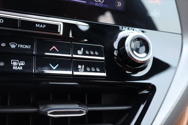 used 2020 Toyota Highlander Hybrid car, priced at $34,900