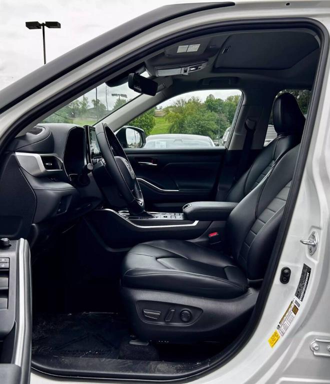 used 2021 Toyota Highlander car, priced at $34,500