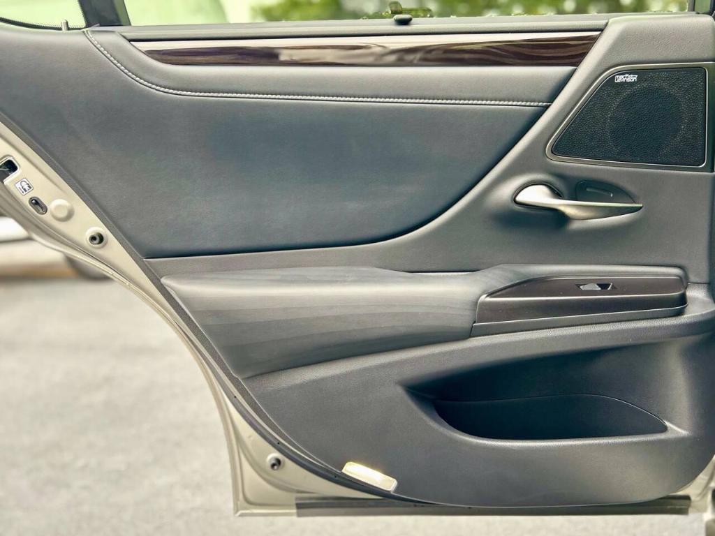 used 2019 Lexus ES 300h car, priced at $28,500