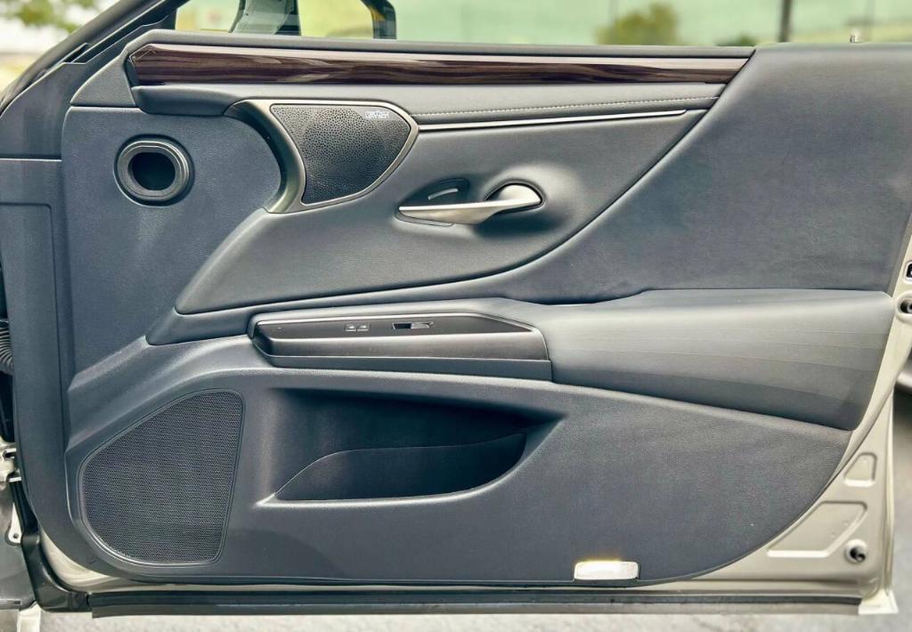 used 2019 Lexus ES 300h car, priced at $28,500