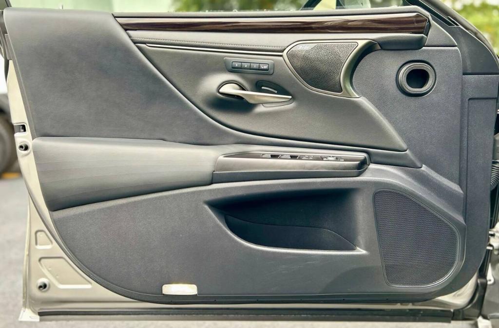 used 2019 Lexus ES 300h car, priced at $28,500