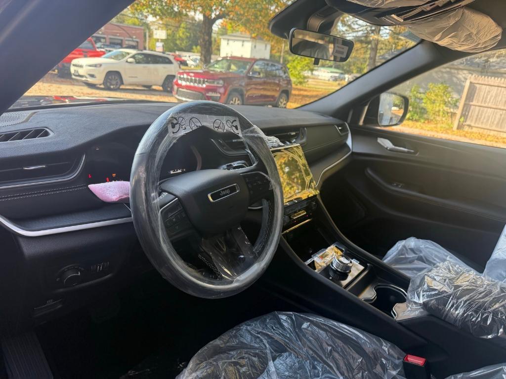 new 2025 Jeep Grand Cherokee car, priced at $45,522