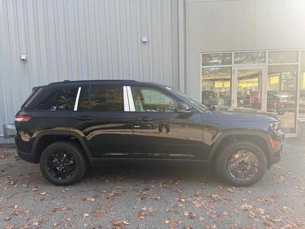 new 2025 Jeep Grand Cherokee car, priced at $45,522