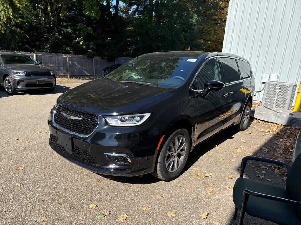 new 2025 Chrysler Pacifica car, priced at $47,848